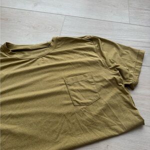Men’s Vuori Pocket Tee Size XL